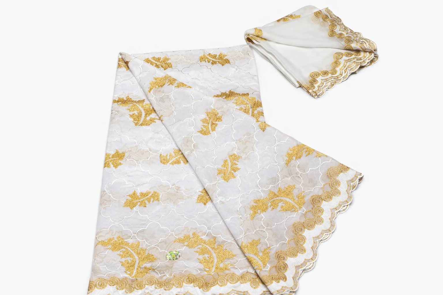 Voile brodé blanc et or
